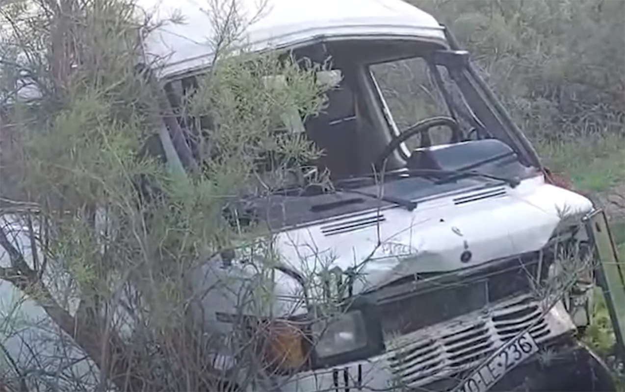 sabirabadda-sagirdleri-dasiyan-mikroavtobus-asdi