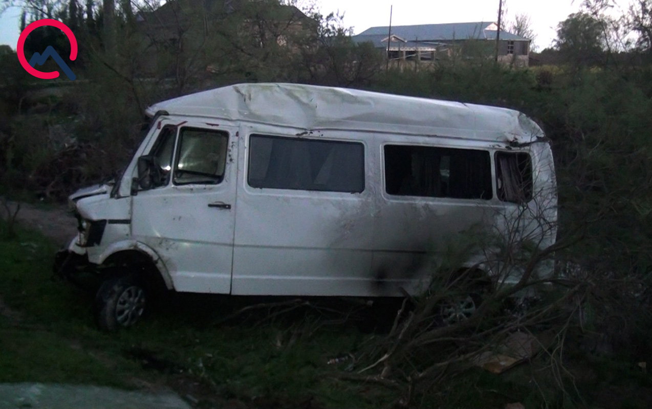 sabirabadda-sagirdleri-dasiyan-mikroavtobus-asdi