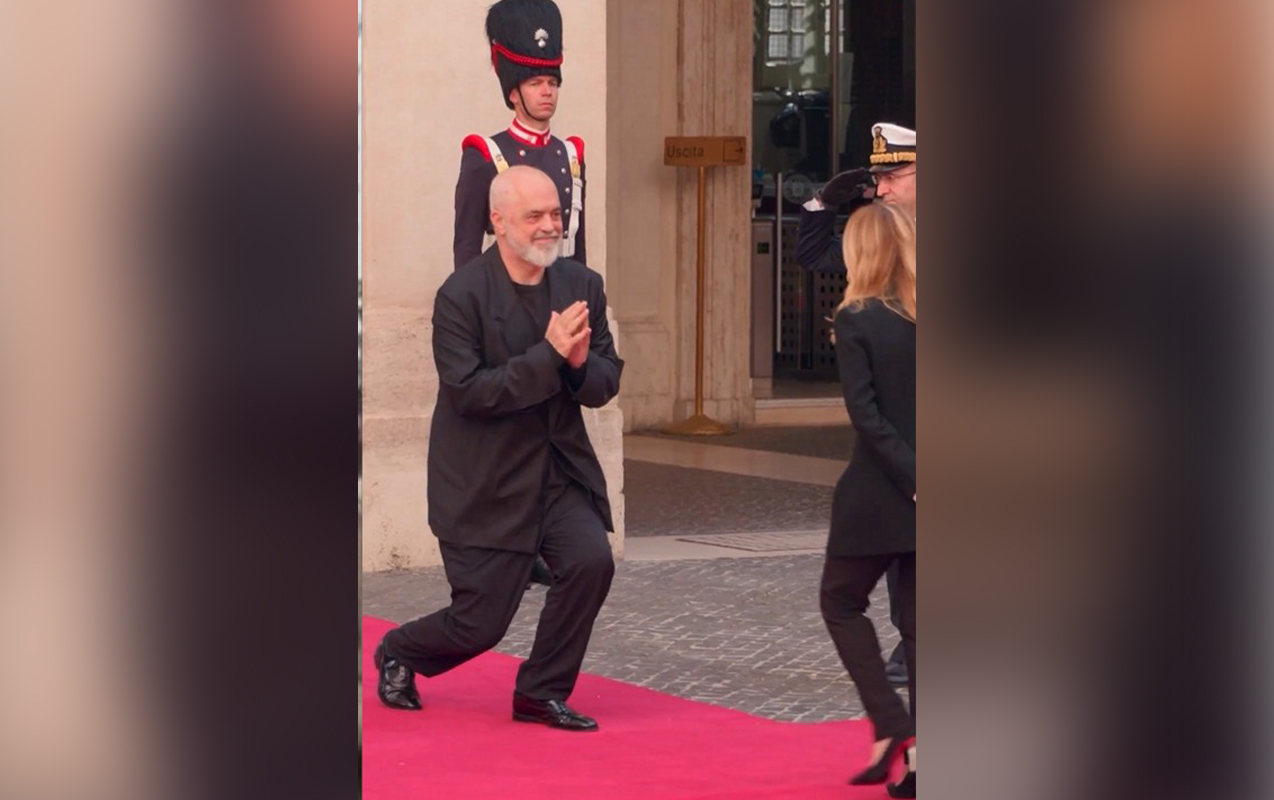 yene-de-onun-qarsisinda-diz-cokdu