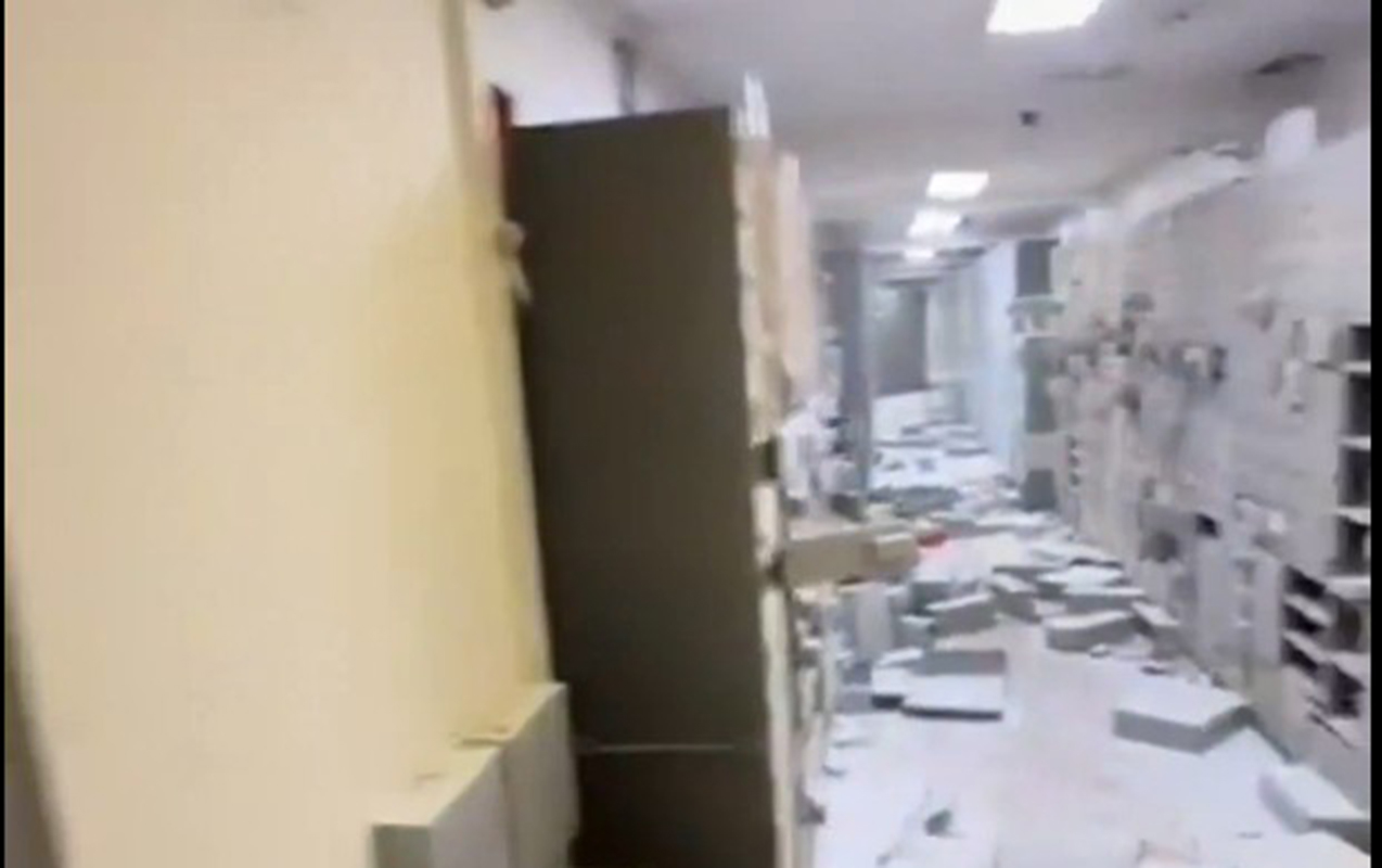 aktyor-maskalari-ile-bank-soydular-kanalizasiyadan-qacdilar