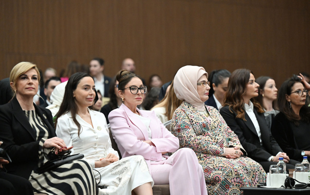 mehriban-eliyeva-qizi-ile-antalyada-panele-qatildi