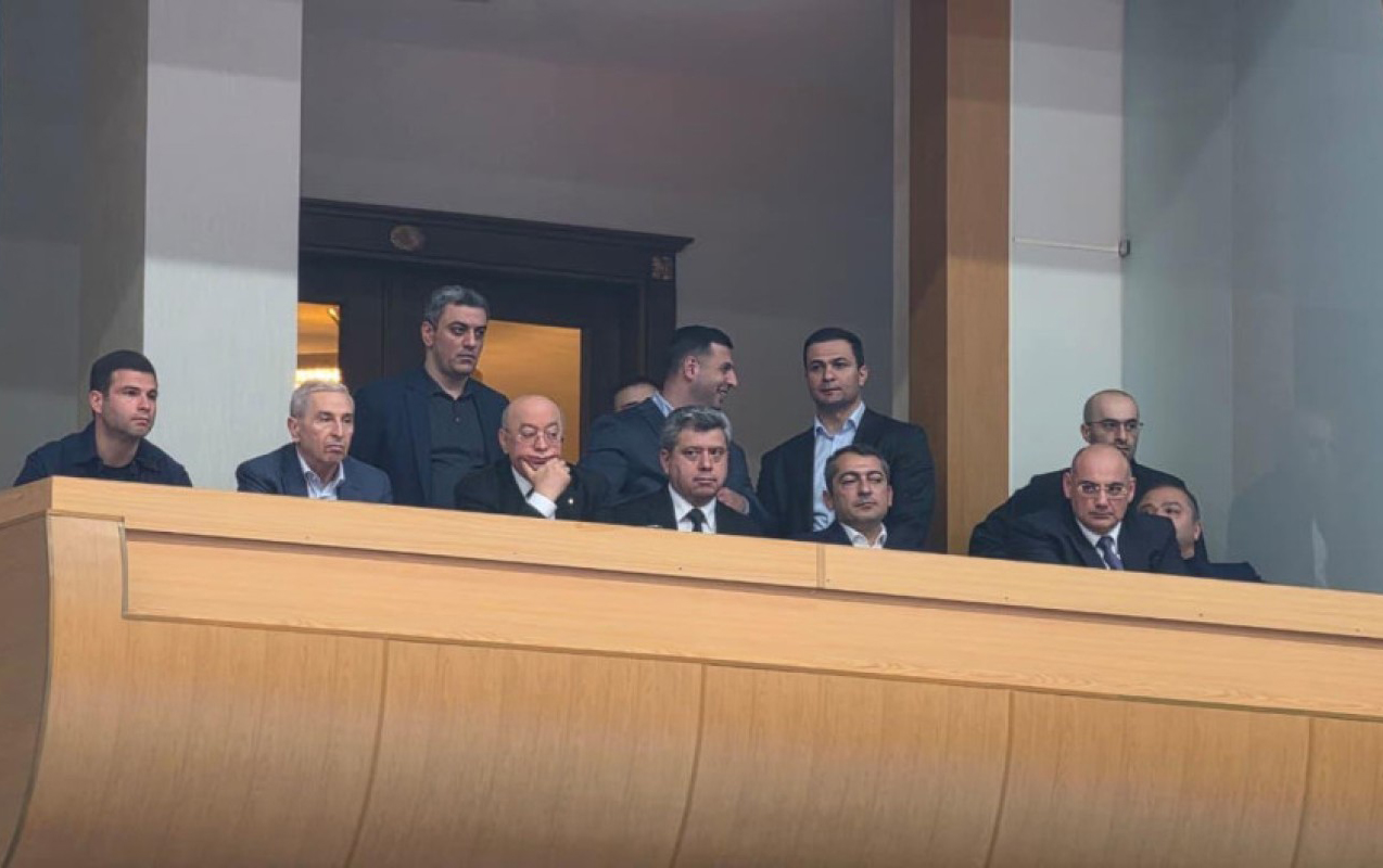 kemaleddin-heyderov-yeni-muavinleri-ile-oyunu-izledi