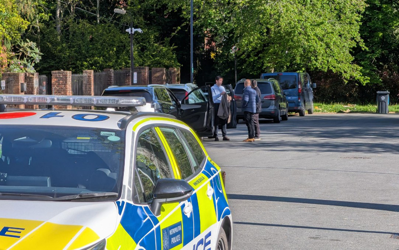 londonda-sinaqoqa-hucum-edildi