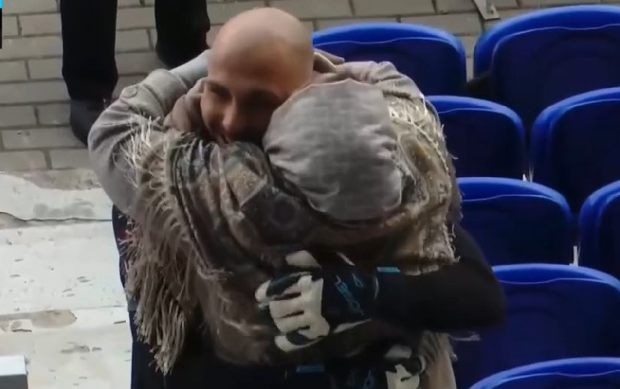 qapici-qol-vurdu-tribunaya-qacib-anasini-qucaqladi