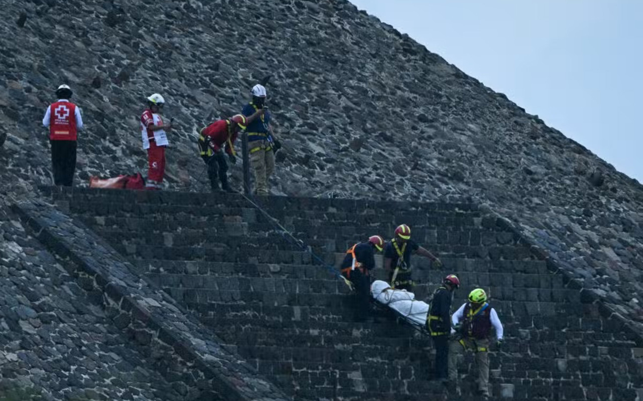 piramida-uzerinde-turistleri-atese-tutdu