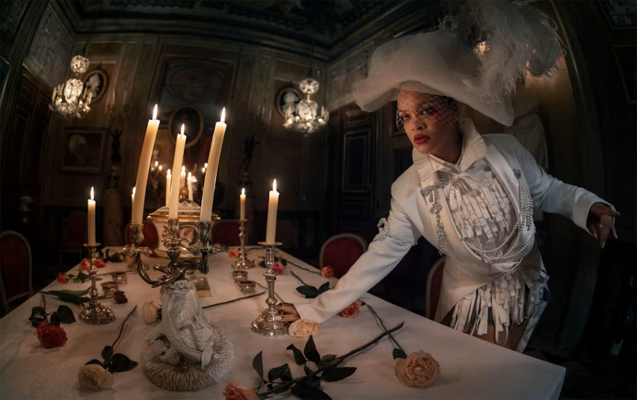 bu-qadin-hemise-sehrli-olub