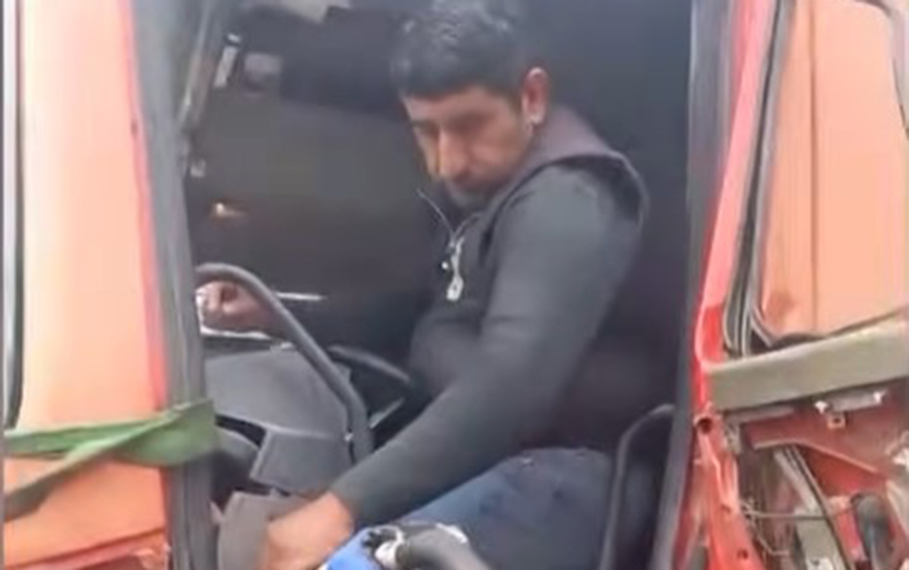 qezaya-dusen-surucu-bele-xilas-edildi