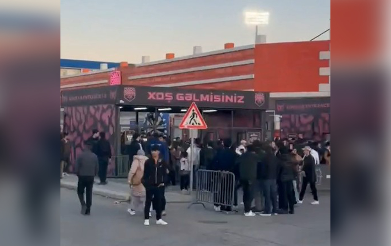 Hər kəs stadiona axışır...