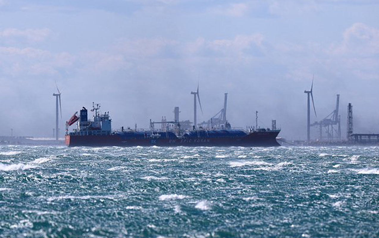 onlarla-iran-gemisi-abs-nin-blokadasindan-yan-kecib