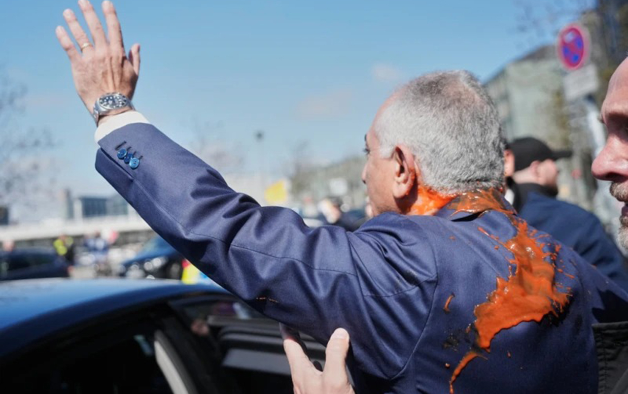 berlinde-pehlevinin-uzerine-boya-atdilar