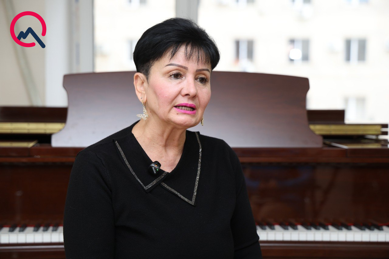 sehnede-oynadigim-zaman-eteyim-dusdu-yaxsi-ki-altinda-qeseng-finkam-var-idi