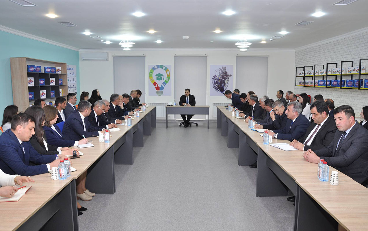 nazir-muavini-samaxida-muellim-ve-valideynlerle-gorusdu