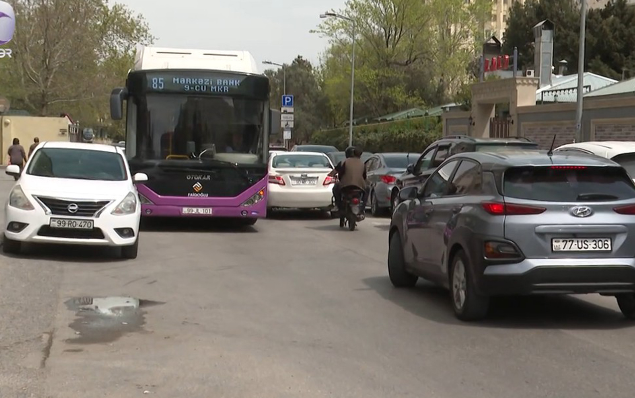 bakida-bu-kuceden-avtobuslar-kece-bilmir