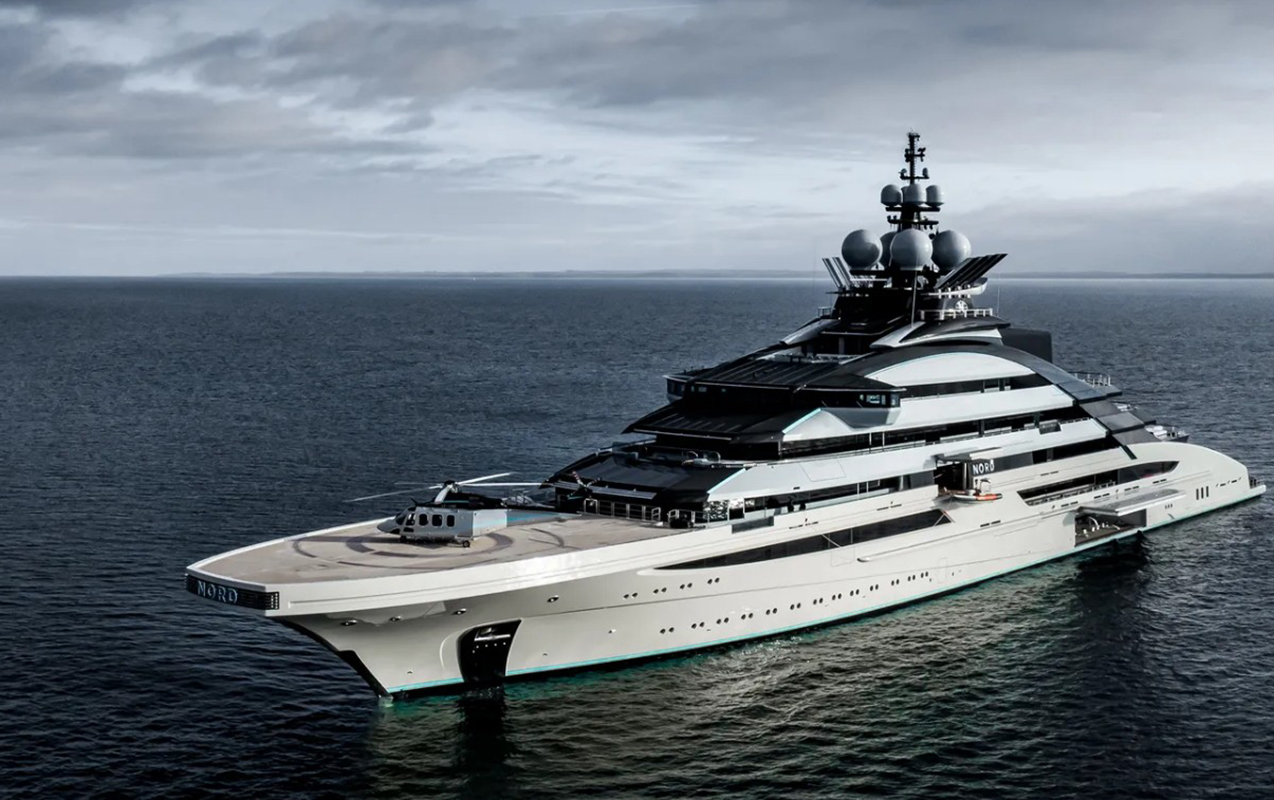 rus-oliqarxin-500-milyonluq-superyaxtasi-hormuzden-kecdi