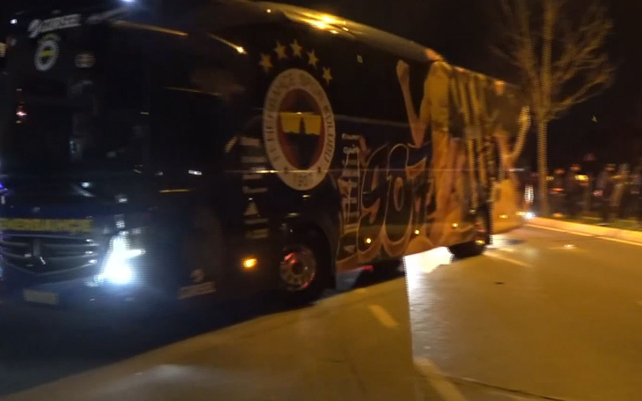 meglubiyyetden-sonra-avtobusu-da-dasladilar