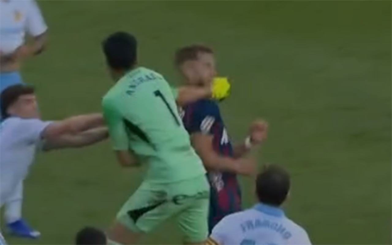 qapici-reqibini-yumruqladi