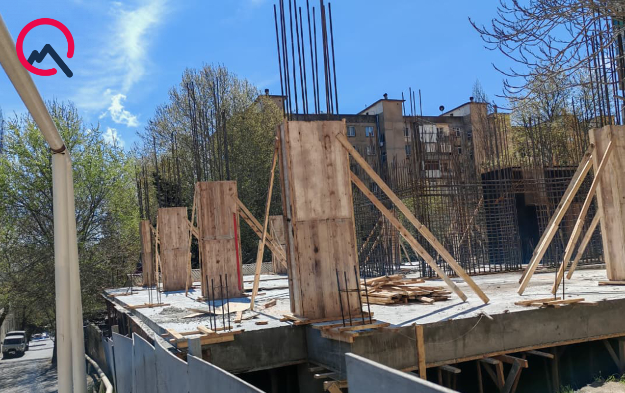 yarimstansiyaya-yaxin-yerde-tikilir-gece-ile-agaclar-da-kesilib