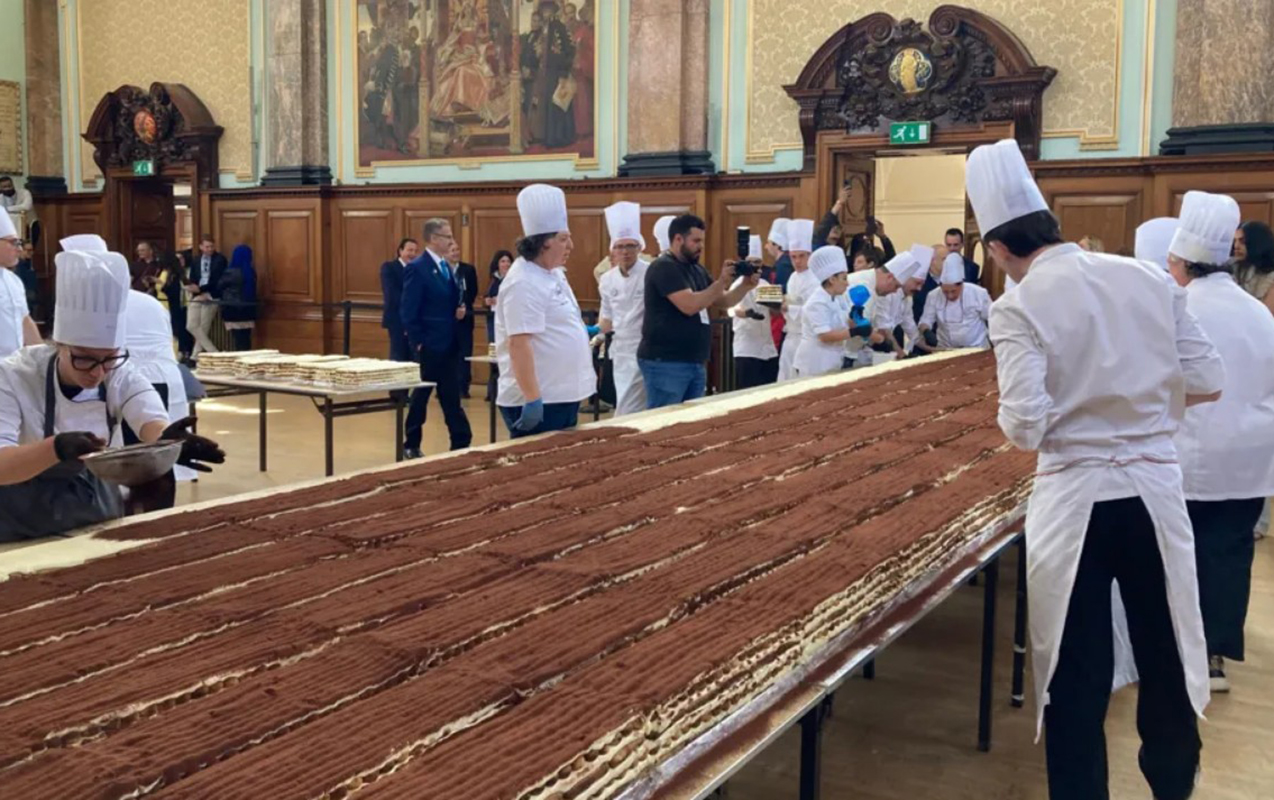 dunyanin-en-uzun-tiramisusunu-hazirlayib-rekord-qirdilar