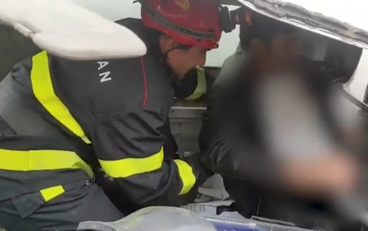 yuk-avtomobilinde-sixili-qalan-surucu-xilas-edildi