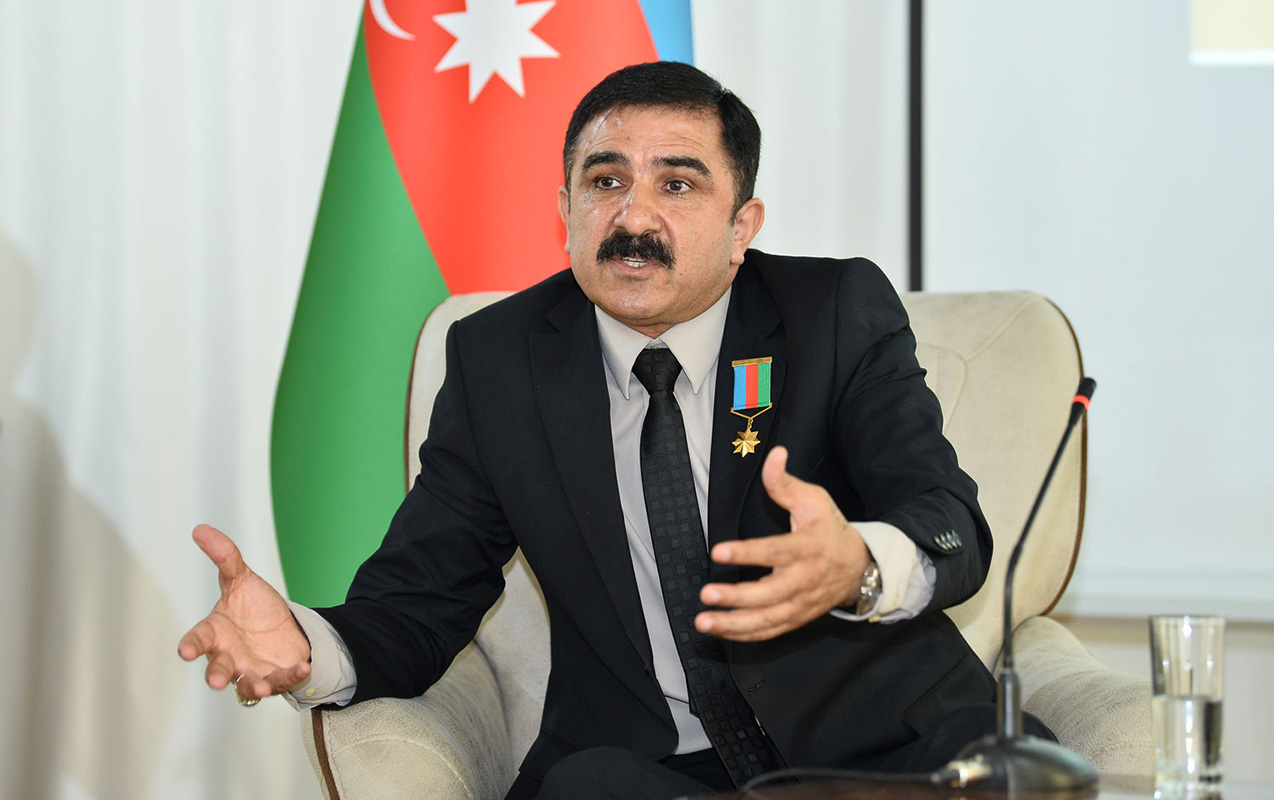 milli-qehreman-xankendide-restoran-acir