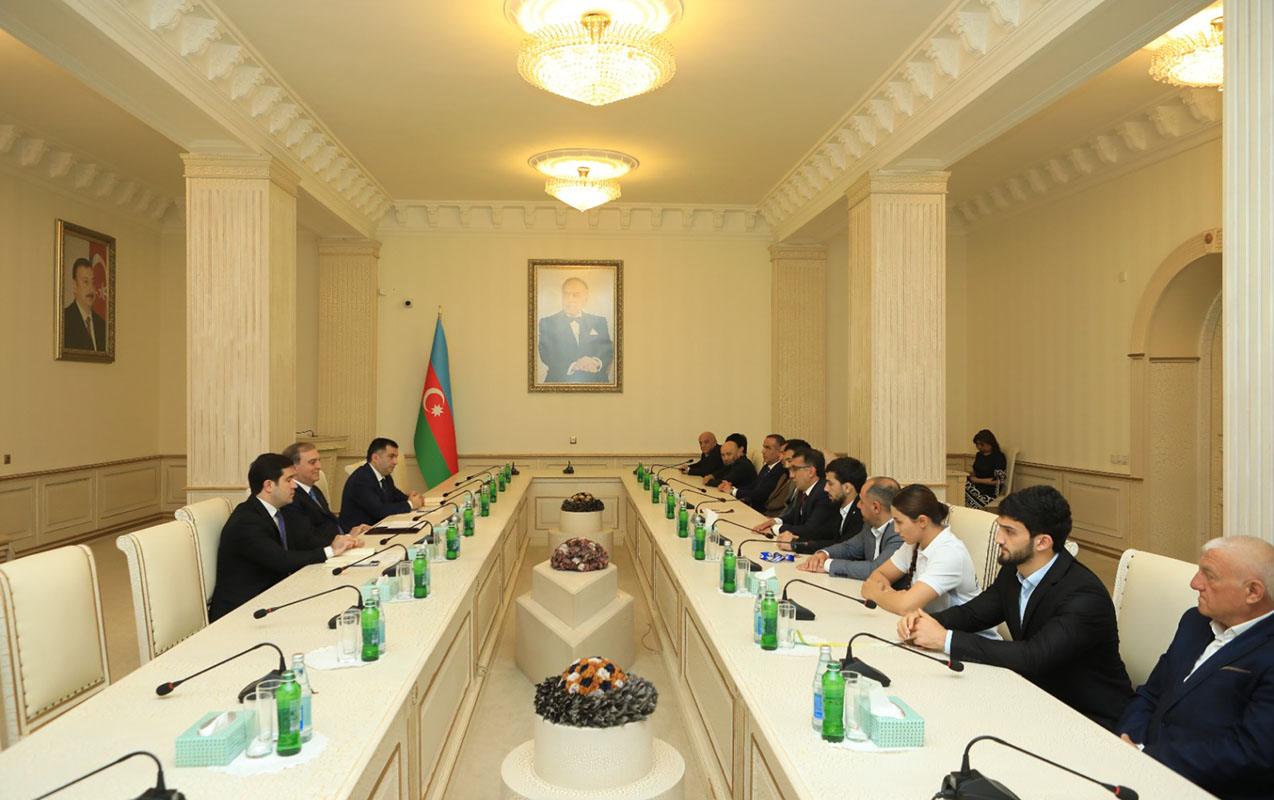 niyazi-bayramov-ferqlenen-idmancilarla-gorusdu
