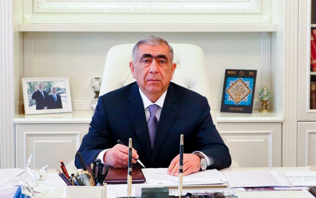 saleh-memmedov-pul-ayirmadigindan