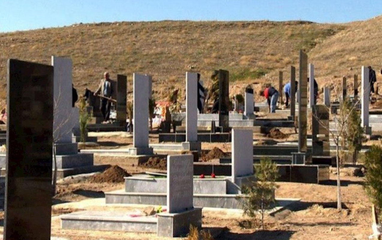 erinin-mezarini-ziyarete-getdi