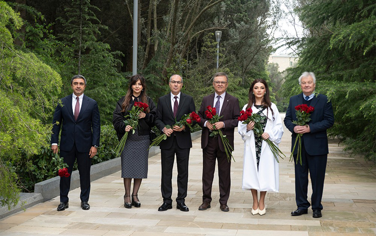 beynelxalq-konfransin-istirakcilari-fexri-xiyabanda