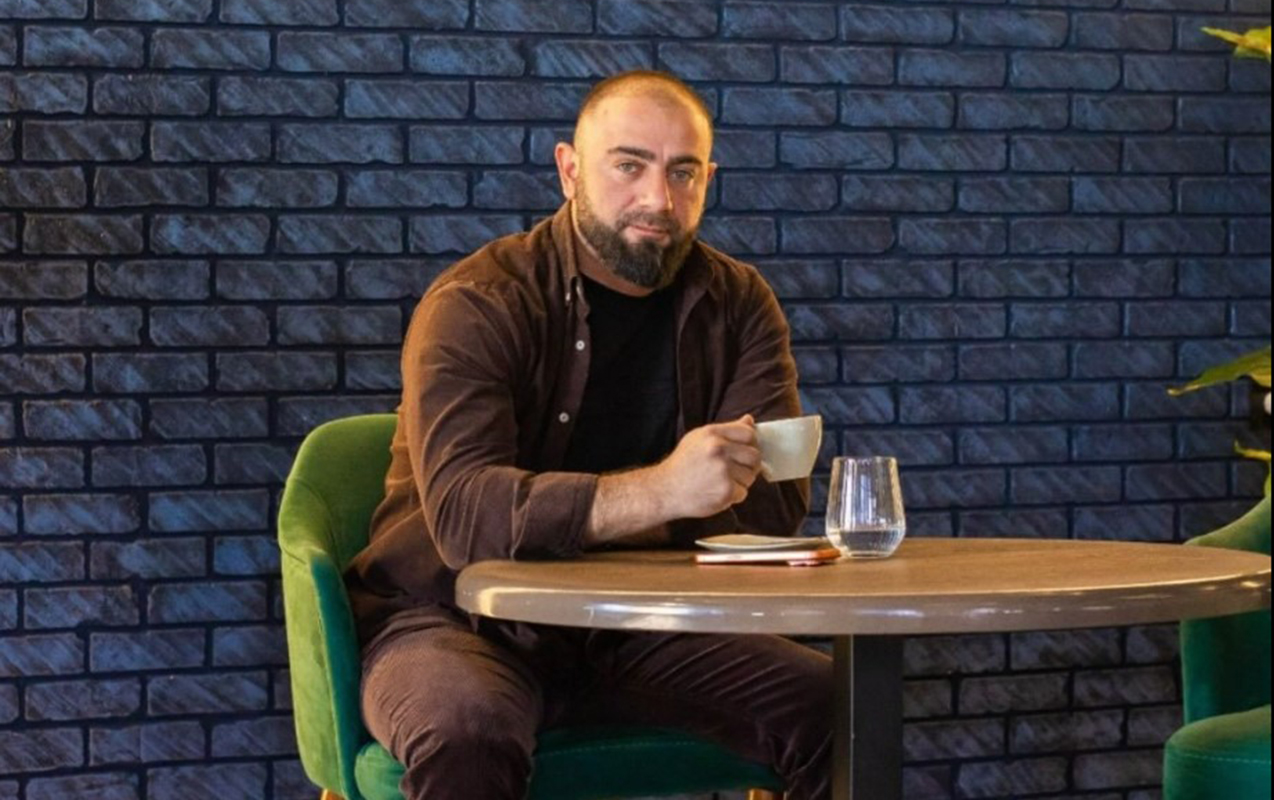 is-adami-restorandan-cixarken-gullelendi