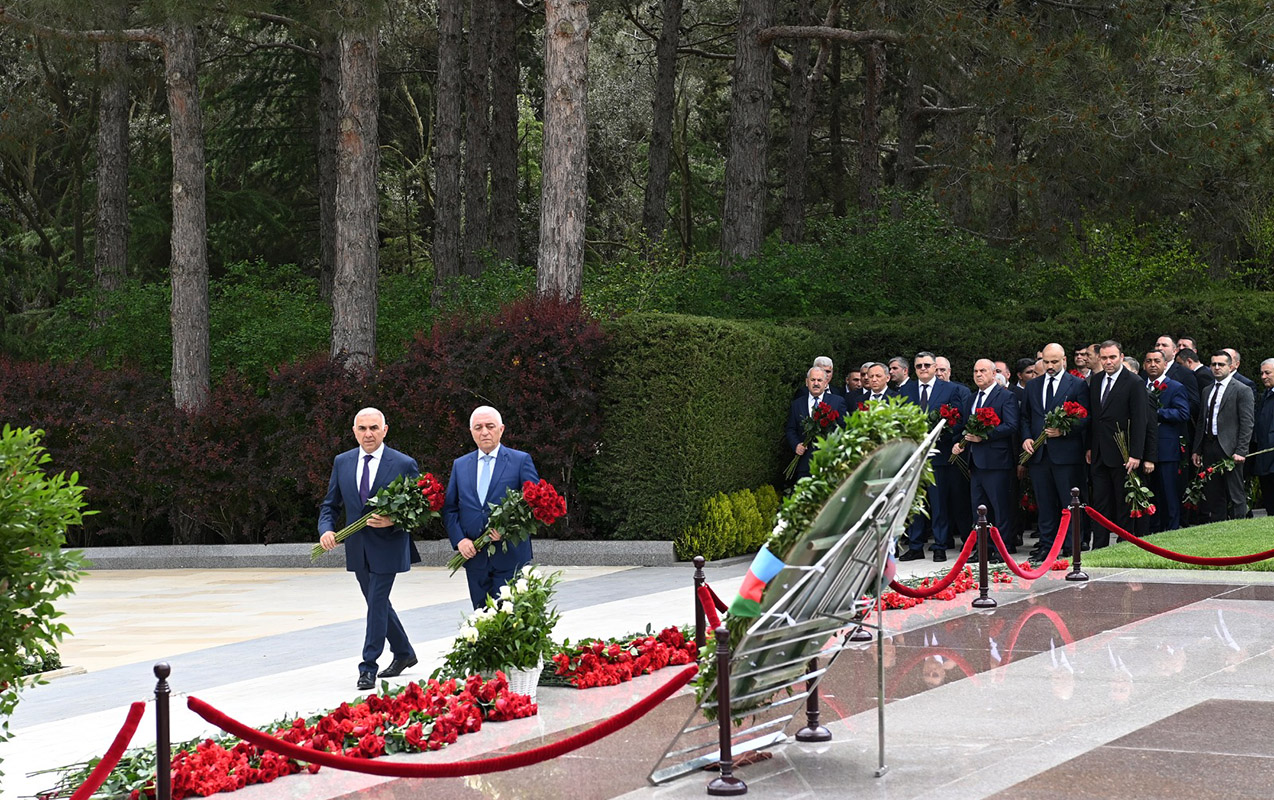 azerenerji-ve-azerisiq-kollektivleri-ulu-onderin-mezarini-ziyaret-etdi
