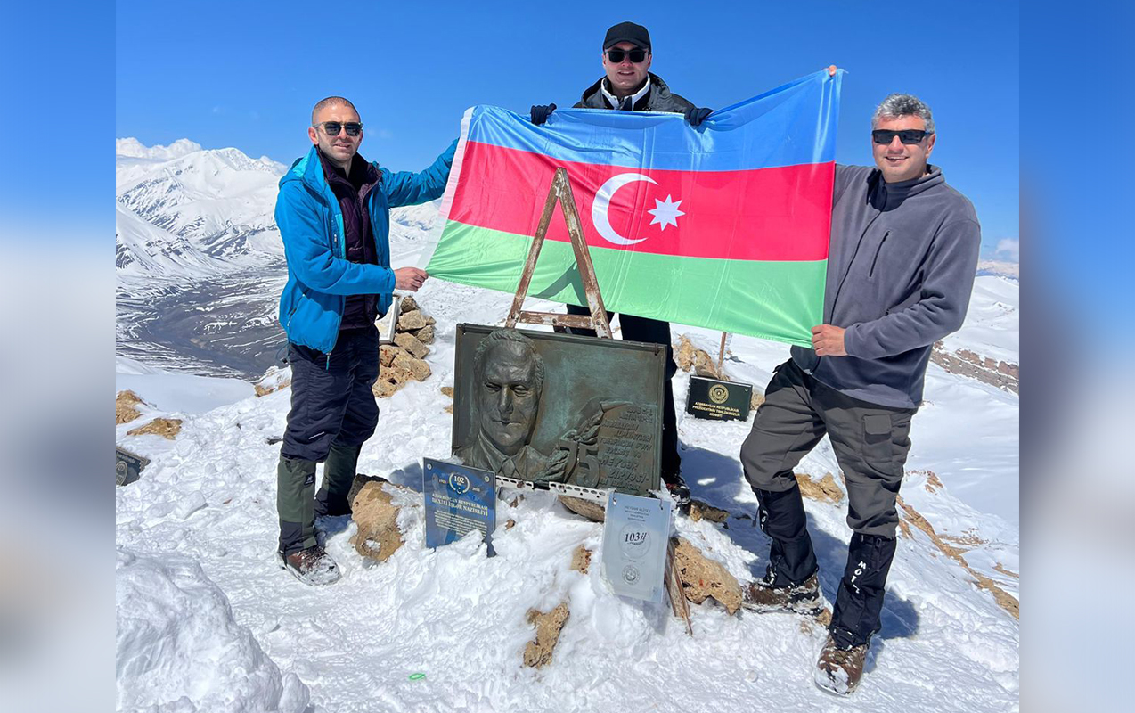 eesmn-in-bir-qrup-emekdasi-heyder-eliyev-zirvesine-yurus-etdi