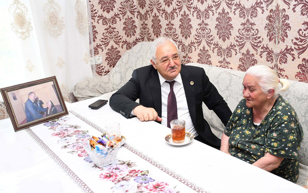vaqif-hesenov-sehid-ailesini-evinde-ziyaret-etdi