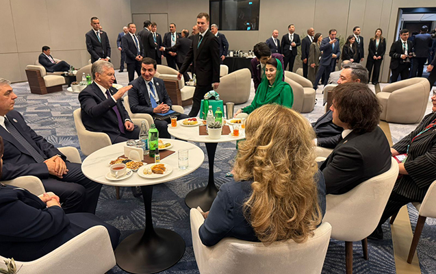 bakida-liderlerle-cay-sufresi-arxasindan-foto-paylasdi