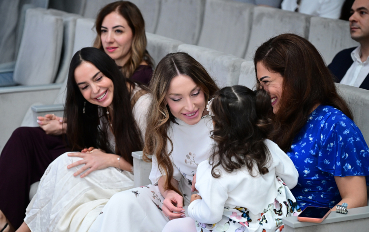 leyla-ve-alena-eliyevalar-musteqillik-gunune-hesr-olunmus-konsert-proqraminda