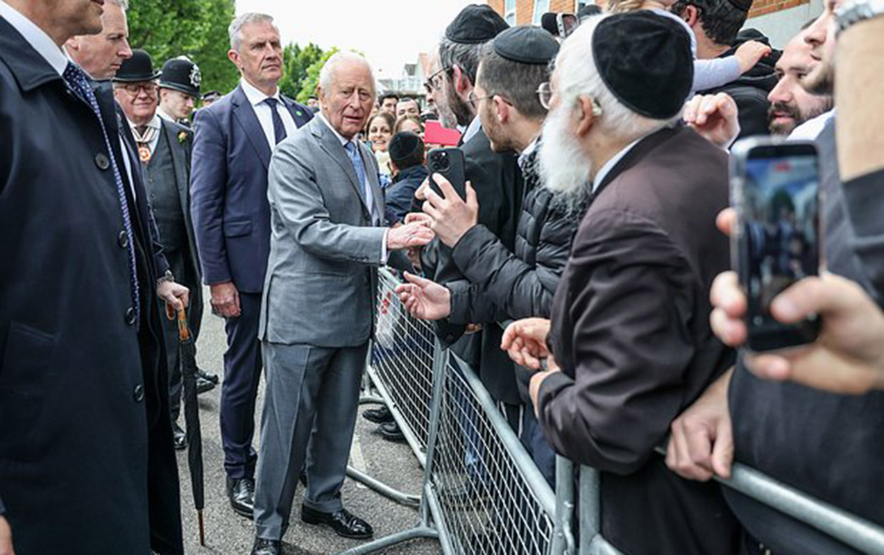 kralin-21-muhafizecisi-novbede-yatdigi-ucun-vezifeden-kenarlasdirildi
