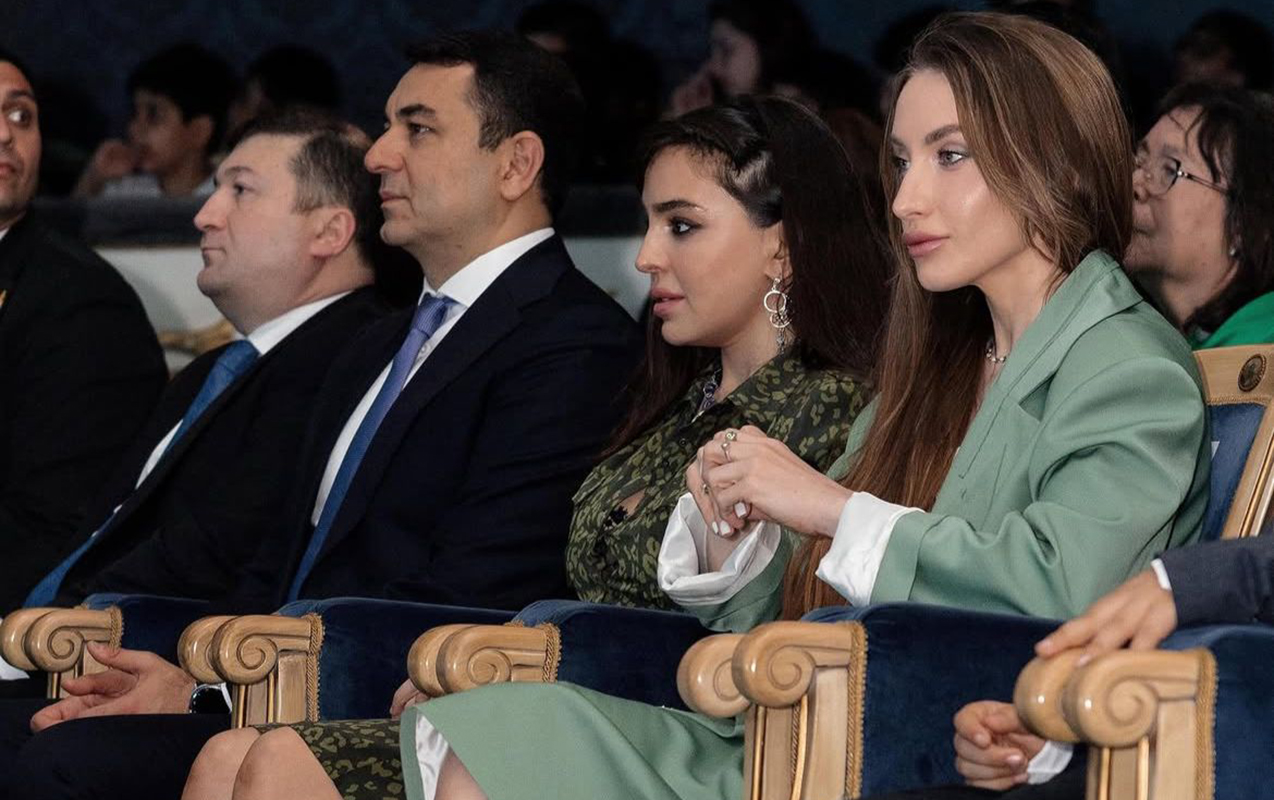 prezidentin-qizi-ve-gelini-tamasa-numayisinde