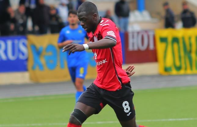 qebele-iki-futbolcu-yollarini-ayirdi
