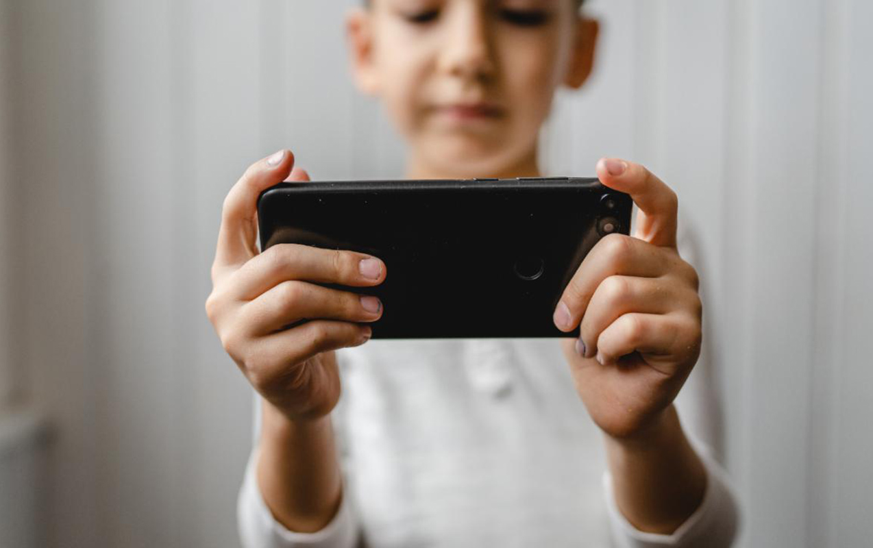 bu-olkede-ibtidai-mekteblerde-telefon-istifadesi-qadagan-edildi