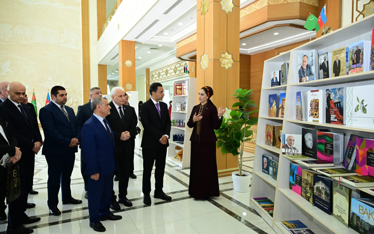 turkmenistanda-azerbaycan-kitablari-ucun-xususi-guse-yaradildi