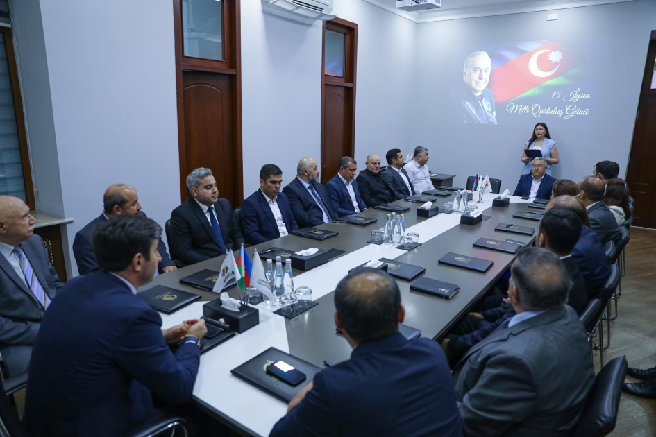 neftciler-milli-qurtulus-gununu-qeyd-etdiler