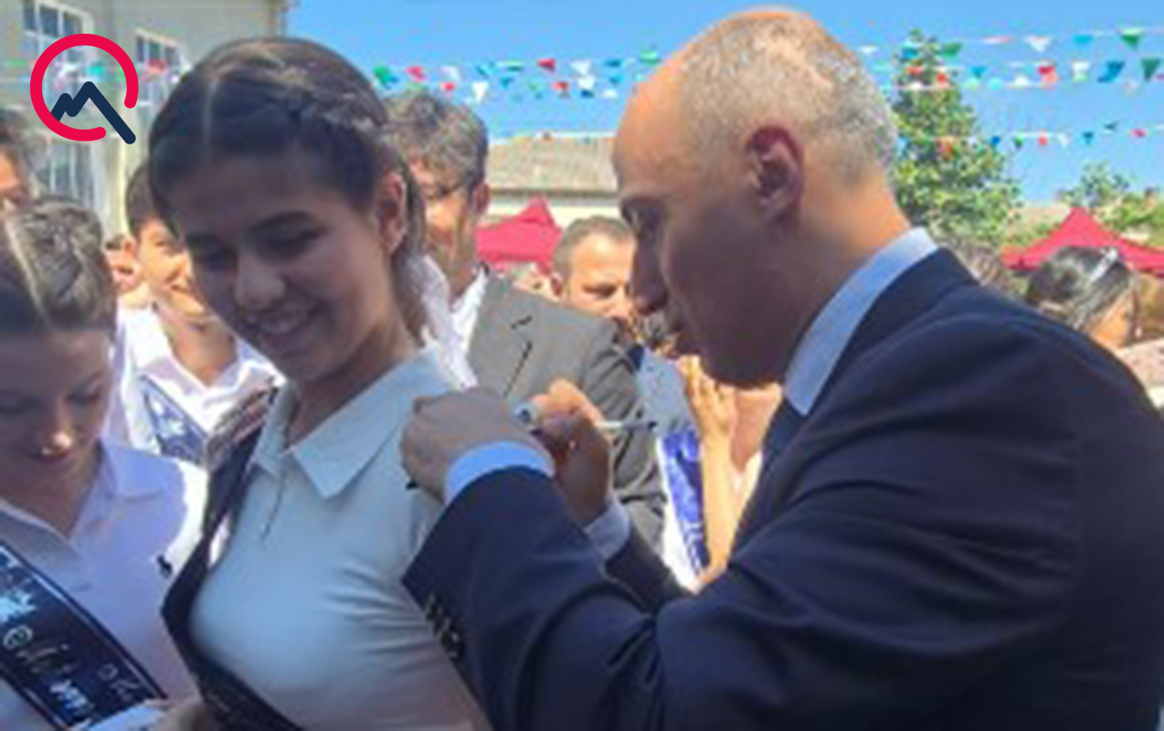 nazir-mezunlarin-koyneyini-bir-bir-imzaladi