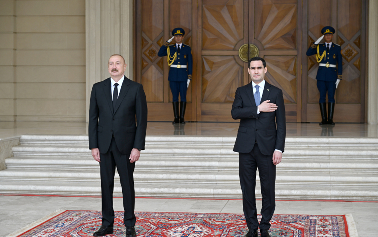 prezident-hemkarini-qarsiladi