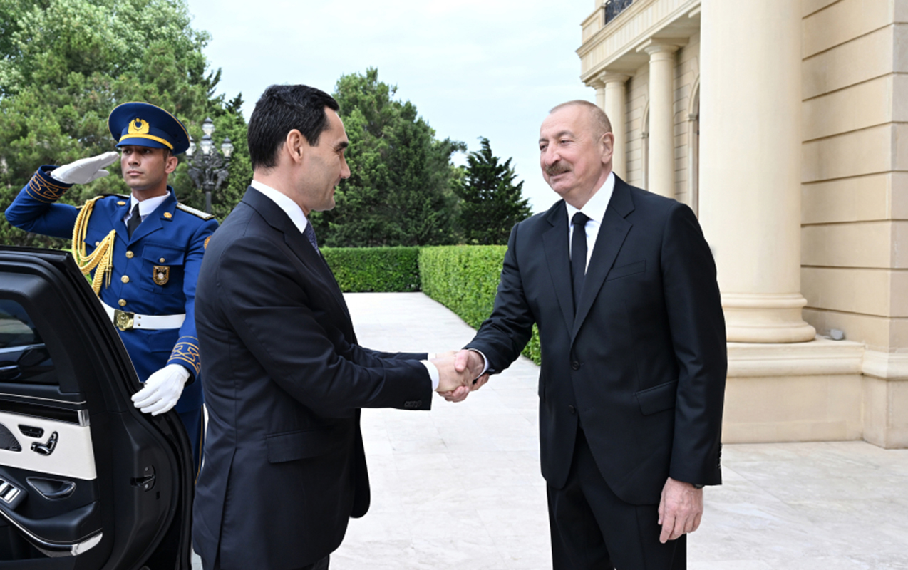 prezident-hemkarini-qarsiladi
