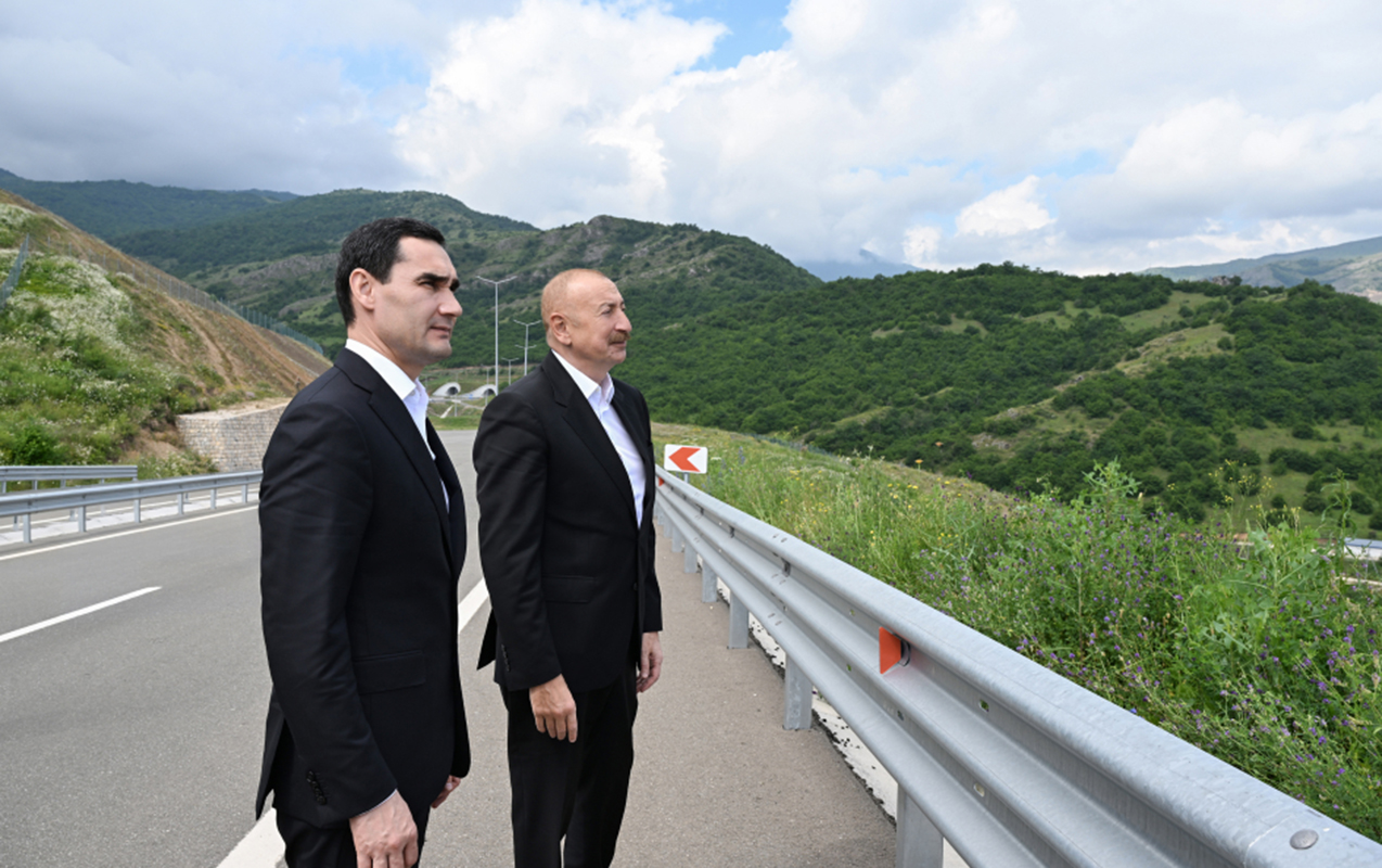 Daşaltı kəndinin fonunda - Fotolar