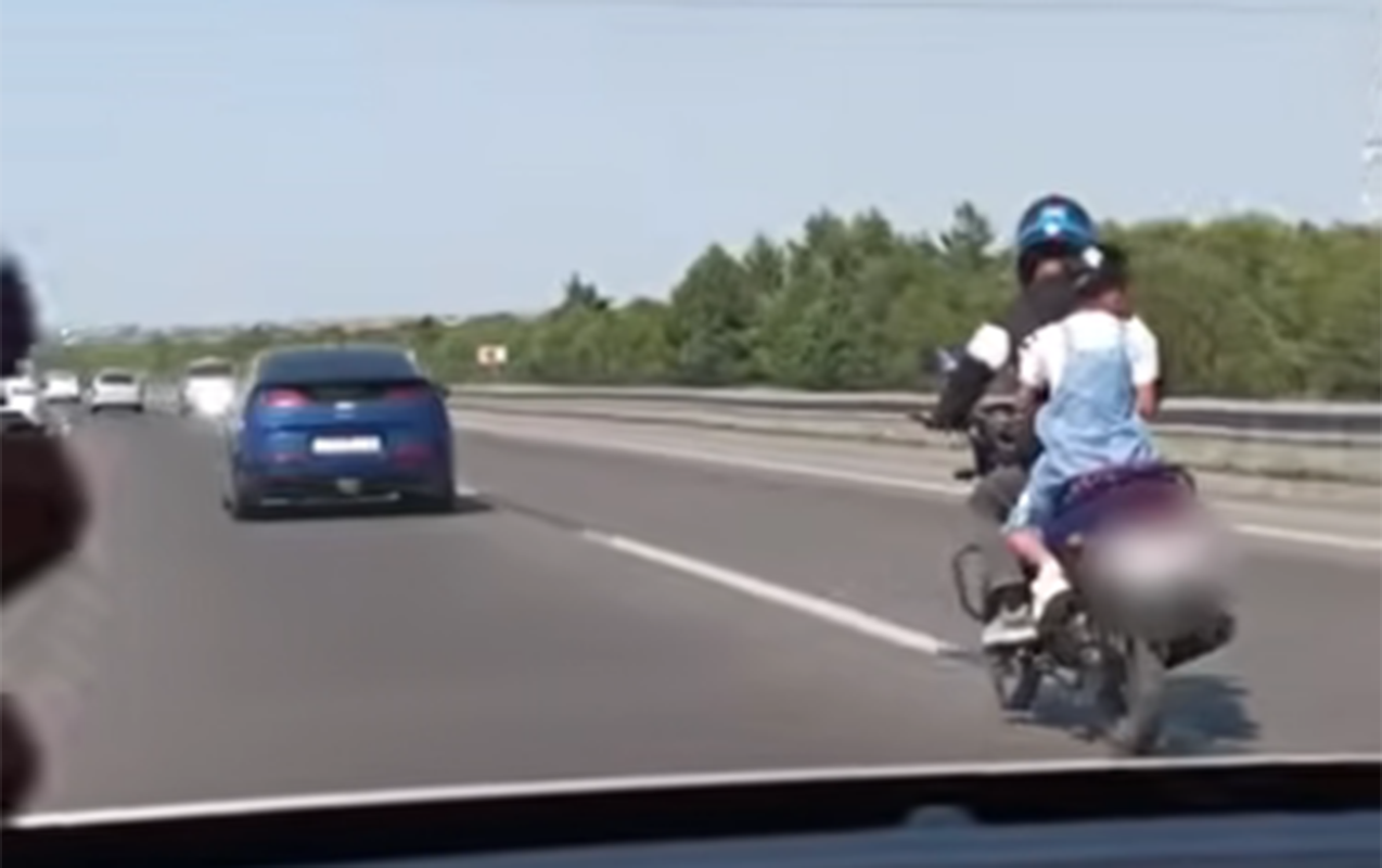 ovladini-tehlukeli-veziyyetde-motosikletle-apardi