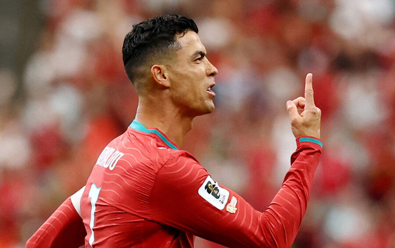 ronaldo-niye-evezetme-olmadan-oynayir