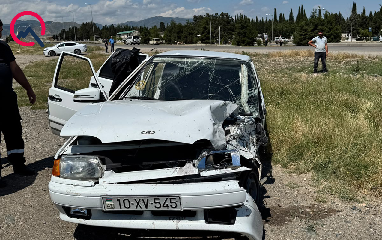 gence-daskesen-yolunda-masinla-mikroavtobus-toqqusdu-yarali-var