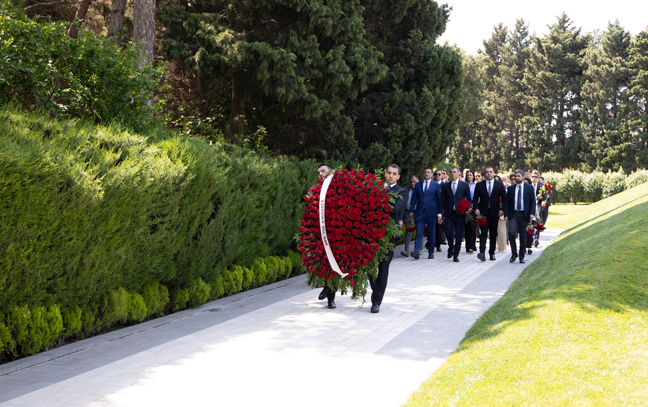 azergoldun-10-illiyi-munasibetile-fexri-ve-sehidler-xiyabani-ziyaret-olunub