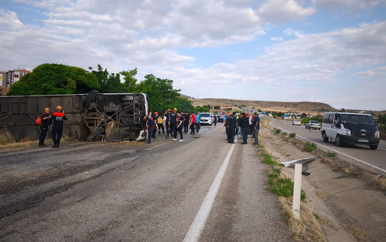 turkiyede-sernisin-avtobusu-asdi