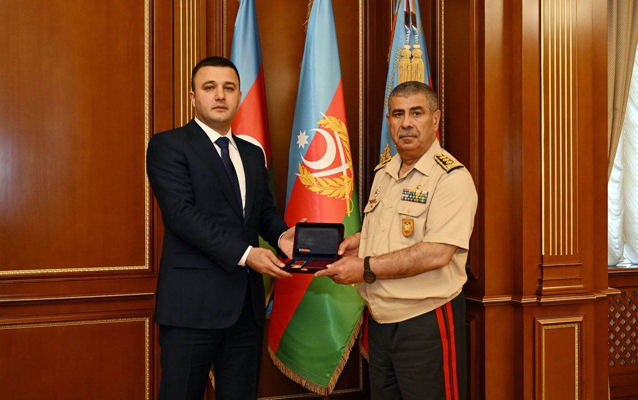 zakir-hesenov-aqil-qurbanova-medal-teqdim-etdi
